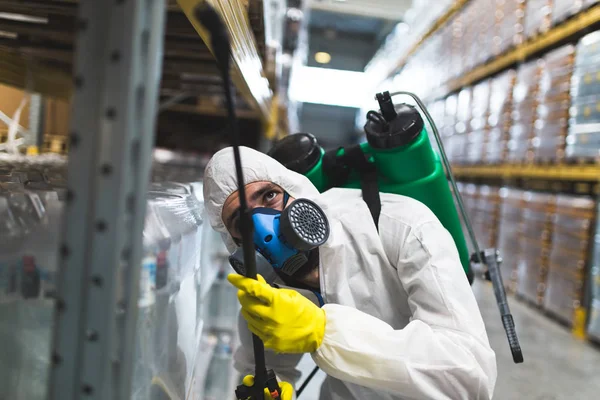 Pulverizador Mano Trabajador Control Plagas Para Pulverizar Plaguicidas Fábrica Producción —  Fotos de Stock