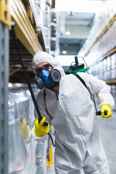 Pulverizador Mano Trabajador Control Plagas Para Pulverizar Plaguicidas Fábrica Producción —  Fotos de Stock