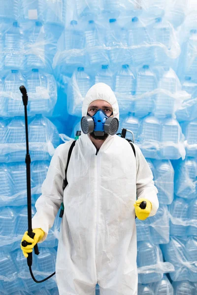 Pest Control Worker Mână Exploatație Pulverizator Pentru Pulverizarea Pesticidelor Fabrica — Fotografie, imagine de stoc