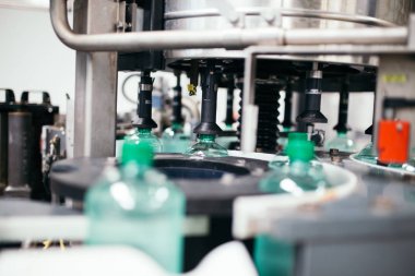 Endüstriyel fabrika kapalı ve makine. Robot Fabrikası satır işleme ve saf kaynak suyu teneke ve şişe şişeleme