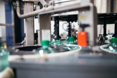 Endüstriyel fabrika kapalı ve makine. Robot Fabrikası satır işleme ve saf kaynak suyu teneke ve şişe şişeleme