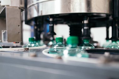 Endüstriyel fabrika kapalı ve makine. Robot Fabrikası satır işleme ve saf kaynak suyu teneke ve şişe şişeleme