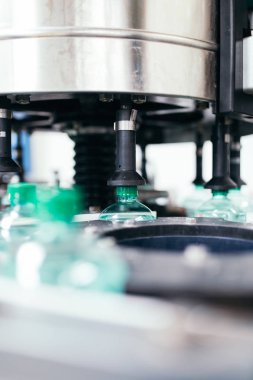 Endüstriyel fabrika kapalı ve makine. Robot Fabrikası satır işleme ve saf kaynak suyu teneke ve şişe şişeleme