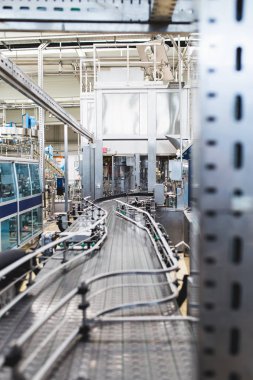 Endüstriyel fabrika kapalı ve makine. Robot Fabrikası satır işleme ve saf kaynak suyu teneke ve şişe şişeleme