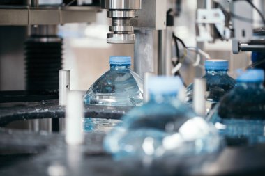 Endüstriyel fabrika kapalı ve makine. Robot Fabrikası satır işleme ve saf kaynak suyu teneke ve şişe şişeleme