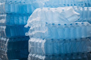 Su Şişeleme Fabrikası ayrıntılar. Boş mavi kutu doldurma için bekliyor. Endüstriyel arka plan veya doku.