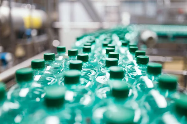 工业工厂室内和机械 机器生产线用于加工和装瓶纯净的泉水入罐和瓶 — 图库照片