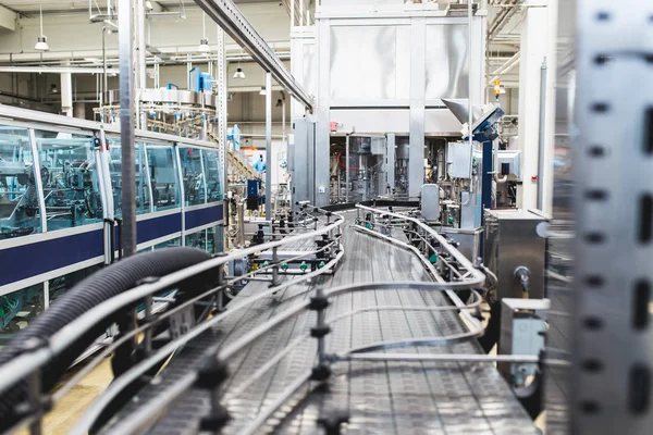 Maszyny Fabryki Pomieszczeniu Fabryka Robotów Linii Dla Przetwarzania Rozlewania Czystej — Zdjęcie stockowe