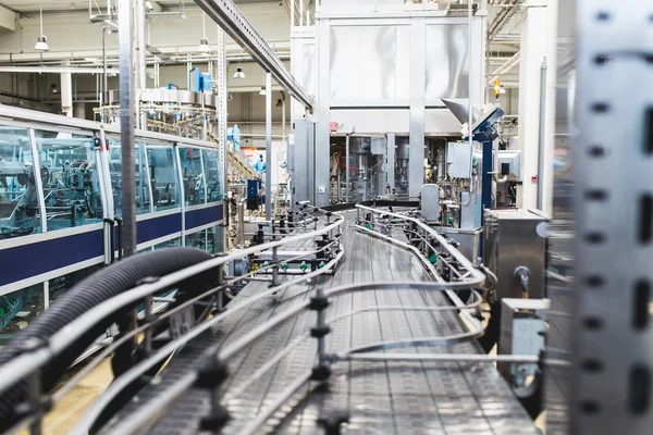 Industrial Factory Indoors Machinery Robotic Factory Line Processing Bottling Pure — Stock Photo, Image