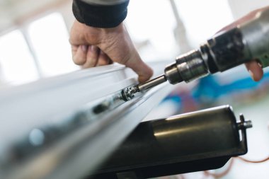 Alüminyum ve PVC profilleri kesen el işi işçisi. İmalat işleri. Seçici odaklanma. Alüminyum ve PVC pencere ve kapı üretim fabrikası.