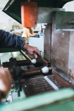 Alüminyum ve PVC profilleri kesen el işi işçisi. İmalat işleri. Seçici odaklanma. Alüminyum ve PVC pencere ve kapı üretim fabrikası.
