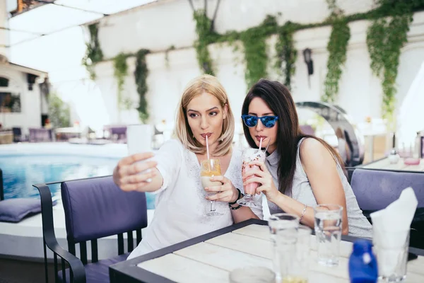 Två Unga Och Vackra Kvinnan Njuter Privata Cocktail House Party — Stockfoto