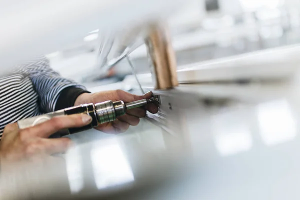 Lavoratore Manuale Taglio Profili Alluminio Pvc Produzione Posti Lavoro Concentrazione — Foto Stock