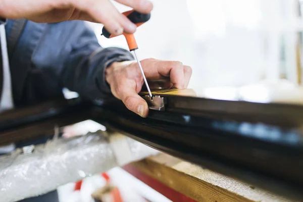 Lavoratore Manuale Taglio Profili Alluminio Pvc Produzione Posti Lavoro Concentrazione — Foto Stock