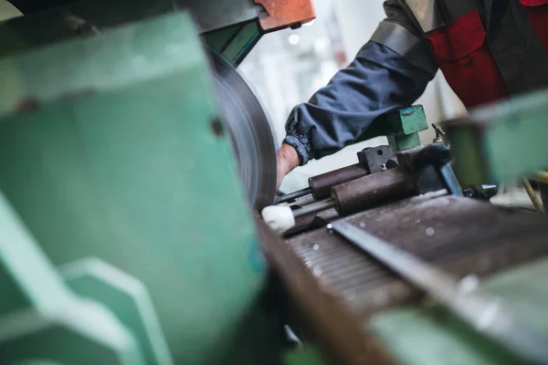 Manual Worker Cutting Aluminum Pvc Profiles Manufacturing Jobs Selective Focus — Stock Photo, Image