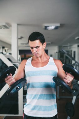 Fitness salonunda egzersiz genç çekici yetişkin bir adam. Kapalı eğitim spor.