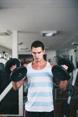 Fitness salonunda egzersiz genç çekici yetişkin bir adam. Kapalı eğitim spor.