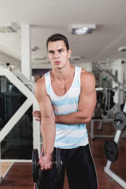 Fitness salonunda egzersiz genç çekici yetişkin bir adam. Kapalı eğitim spor.