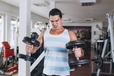 Fitness salonunda egzersiz genç çekici yetişkin bir adam. Kapalı eğitim spor.