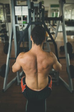 Fitness salonunda egzersiz genç çekici yetişkin bir adam. Kapalı eğitim spor.