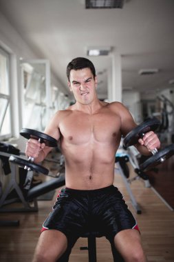 Fitness salonunda egzersiz genç çekici yetişkin bir adam. Kapalı eğitim spor.