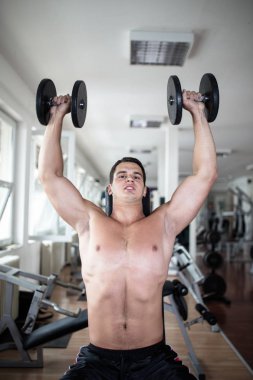 Fitness salonunda egzersiz genç çekici yetişkin bir adam. Kapalı eğitim spor.