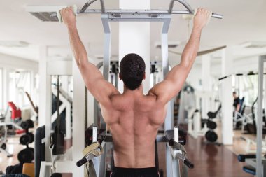Fitness salonunda egzersiz genç çekici yetişkin bir adam. Kapalı eğitim spor.