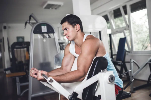 Homem Adulto Atraente Jovem Que Exercita Ginásio Fitness Treinamento Esportivo — Fotografia de Stock