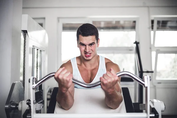 Joven Atractivo Hombre Adulto Haciendo Ejercicio Gimnasio Fitness Entrenamiento Deportivo — Foto de Stock