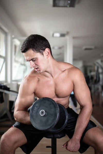 Joven Atractivo Hombre Adulto Haciendo Ejercicio Gimnasio Fitness Entrenamiento Deportivo — Foto de Stock