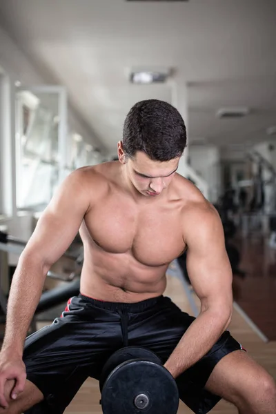 年轻迷人的成年男子在健身房锻炼 室内运动训练 — 图库照片