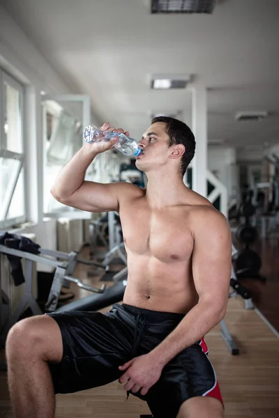 Junger Attraktiver Erwachsener Mann Trinkt Wasser Fitnessstudio Sporttraining Innenräumen — Stockfoto