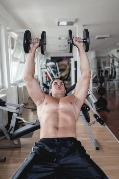 若い魅力的な成人男性はフィットネス ジムで運動 スポーツ屋内トレーニング — ストック写真