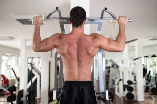 Joven Atractivo Hombre Adulto Haciendo Ejercicio Gimnasio Fitness Entrenamiento Deportivo — Foto de Stock