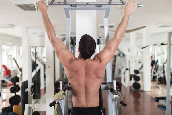 Homem Adulto Atraente Jovem Que Exercita Ginásio Fitness Treinamento Esportivo — Fotografia de Stock