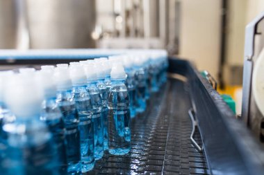 Pet Preform. Darbe için evde beslenen hayvan içinde plastik şişe şişirme kalıplama makinesi otomatik. Robot hattı. Endüstriyel teknoloji.