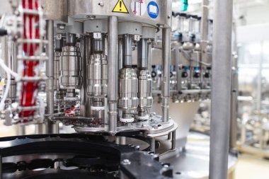 Pet Preform. Darbe için evde beslenen hayvan içinde plastik şişe şişirme kalıplama makinesi otomatik. Robot hattı. Endüstriyel teknoloji.