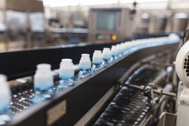 Pet Preform. Darbe için evde beslenen hayvan içinde plastik şişe şişirme kalıplama makinesi otomatik. Robot hattı. Endüstriyel teknoloji.