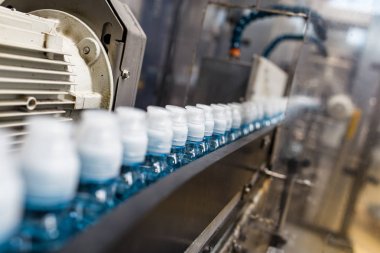 Pet Preform. Darbe için evde beslenen hayvan içinde plastik şişe şişirme kalıplama makinesi otomatik. Robot hattı. Endüstriyel teknoloji.