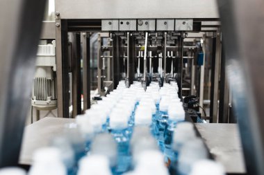 Pet Preform. Darbe için evde beslenen hayvan içinde plastik şişe şişirme kalıplama makinesi otomatik. Robot hattı. Endüstriyel teknoloji.