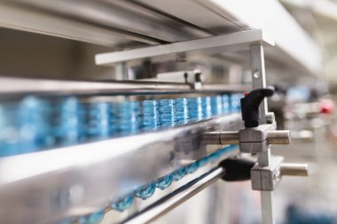 Pet Preform. Darbe için evde beslenen hayvan içinde plastik şişe şişirme kalıplama makinesi otomatik. Robot hattı. Endüstriyel teknoloji.