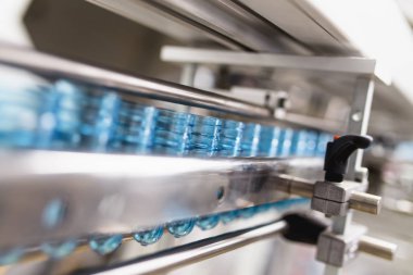 Pet Preform. Darbe için evde beslenen hayvan içinde plastik şişe şişirme kalıplama makinesi otomatik. Robot hattı. Endüstriyel teknoloji.