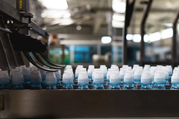 瓶詰め工場 水処理とボトルに純粋なミネラル炭酸水を瓶詰めの充填ライン — ストック写真