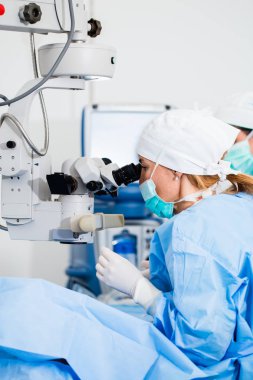 Göz cerrahi işlem, katarakt ve diyoptri düzeltme tedavisinde. Cerrahi uygulama multifokal lens implantları. Tıbbi sağlık ve teknoloji Tema.
