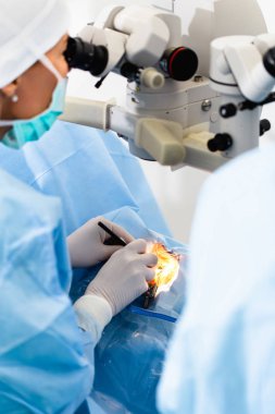 Göz cerrahi işlem, katarakt ve diyoptri düzeltme tedavisinde. Cerrahi uygulama multifokal lens implantları. Tıbbi sağlık ve teknoloji Tema.