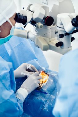 Mikroskop kullanarak göz cerrahi işlem sırasında katarakt ve diyoptri düzeltme tedavisinde doktor. Tıbbi sağlık ve teknoloji Tema.