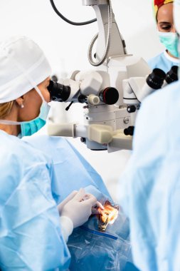 Göz cerrahi işlem, katarakt ve diyoptri düzeltme tedavisinde. Cerrahi uygulama Çoklu odak lens implantları. Tıbbi sağlık ve teknoloji Tema.