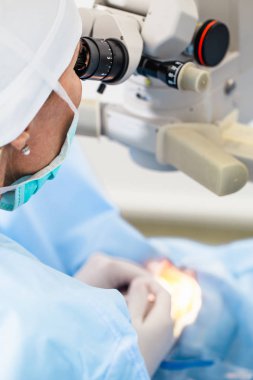 Mikroskop kullanarak göz cerrahi işlem sırasında katarakt ve diyoptri düzeltme tedavisinde doktor. Tıbbi sağlık ve teknoloji Tema.