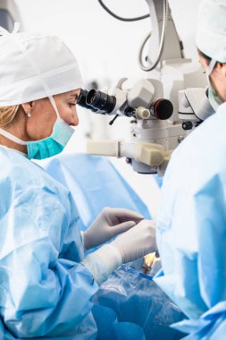 Göz cerrahi işlem, katarakt ve diyoptri düzeltme tedavisinde. Cerrahi uygulama multifokal lens implantları. Tıbbi sağlık ve teknoloji Tema.