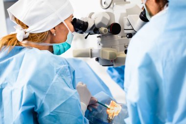 Göz cerrahi işlem, katarakt ve diyoptri düzeltme tedavisinde. Cerrahi uygulama multifokal lens implantları. Tıbbi sağlık ve teknoloji Tema.